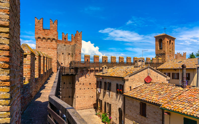 CASTELLI MEDIEVALI E BORGHI MARCHIGIANI 

